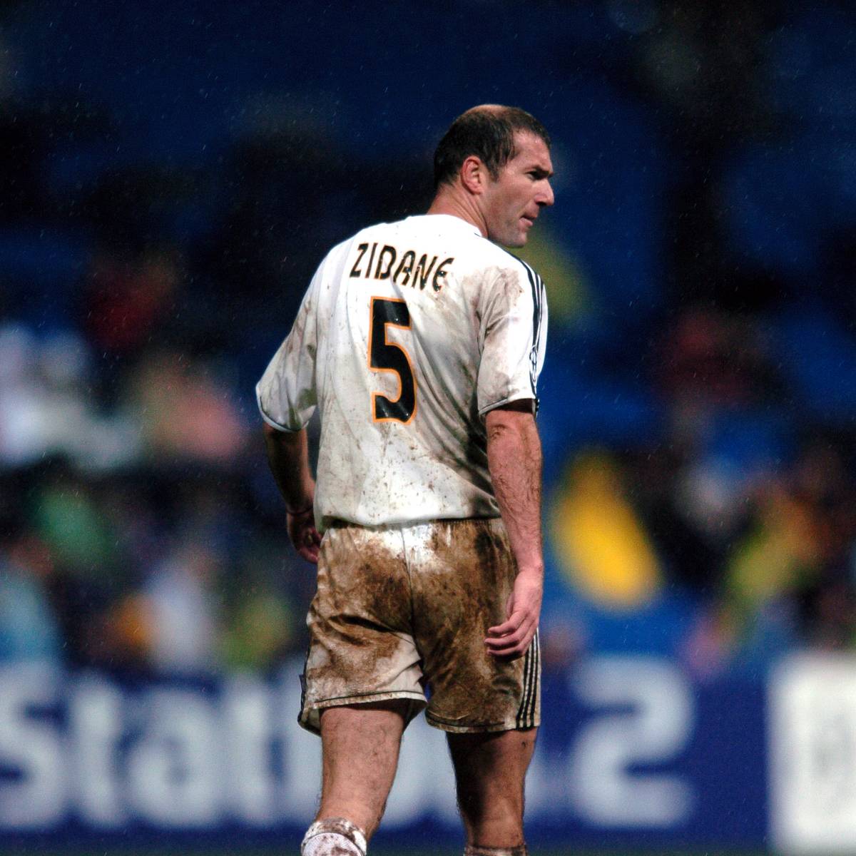 Zinedine Zidane explains to Lionel Messi why he wore number 5 for 