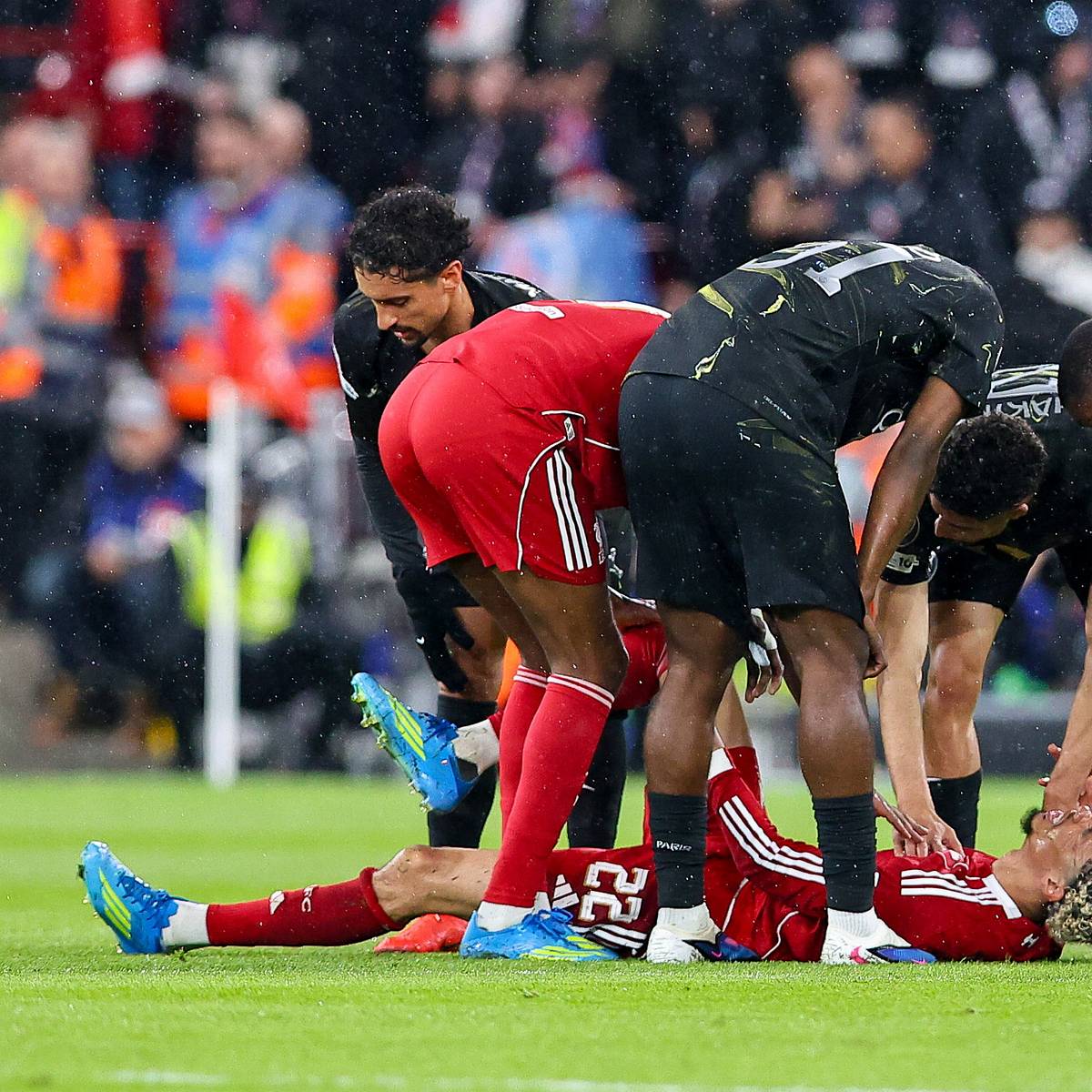France : Grosse inquiétude pour Hugo Ekitike sorti sur civière lors de Liverpool - PSG