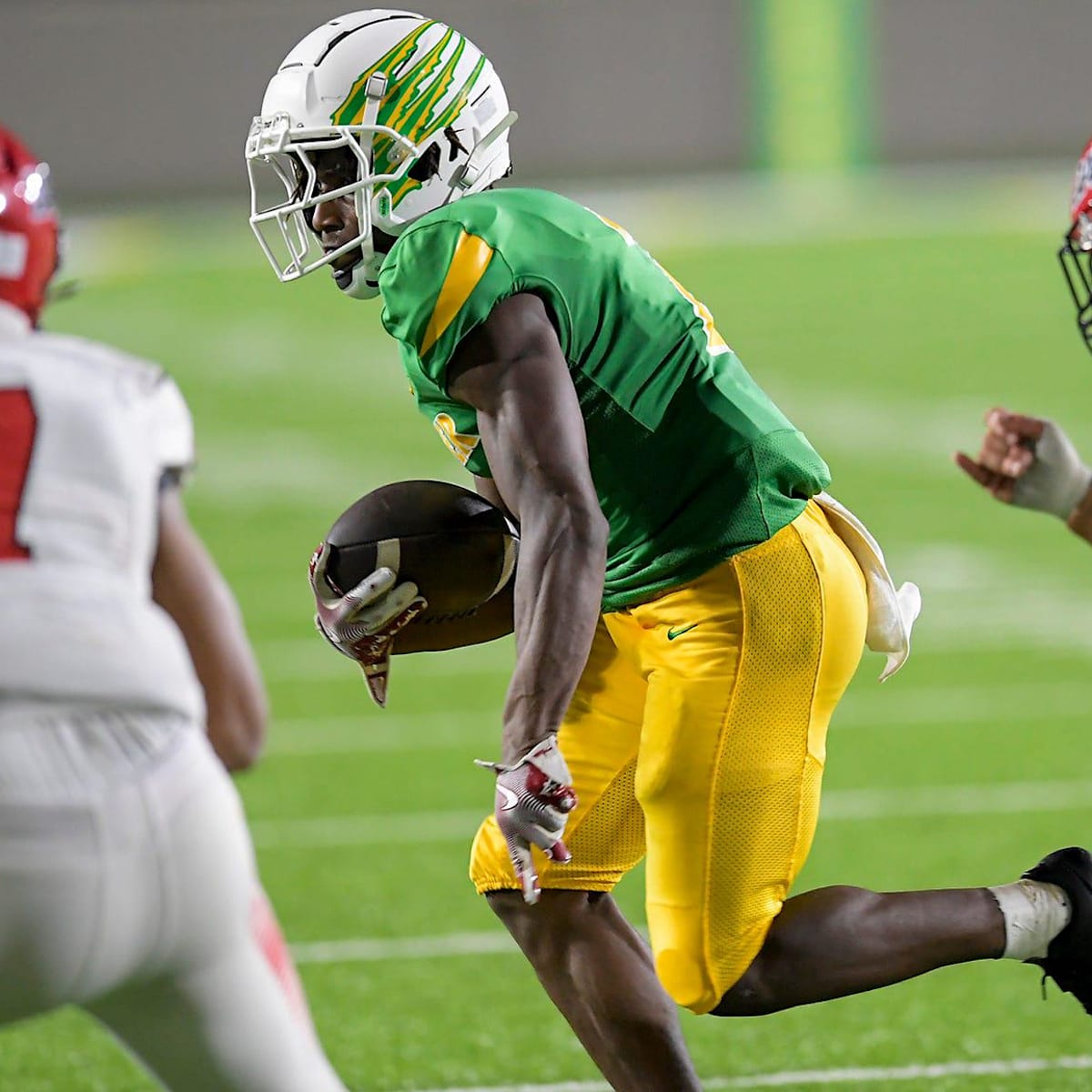 Ohio State football recruit breaks off a play in the Under Armour game