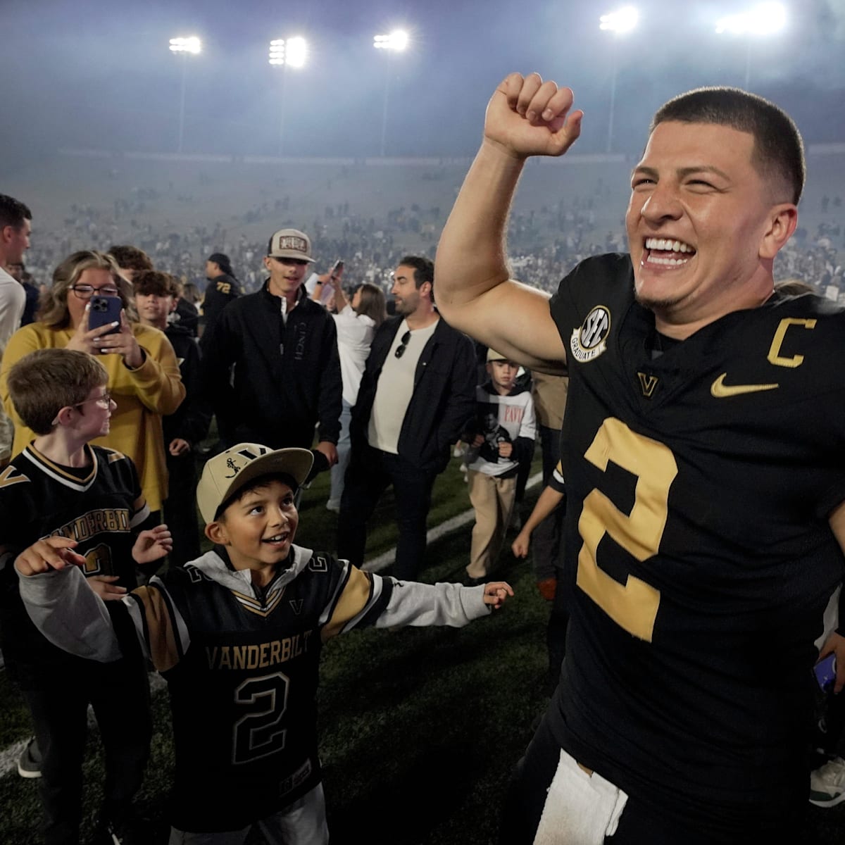 saturdayblitz.com - Frank Sciarroni - Top 10 best schools in college football and basketball in 2025-26
