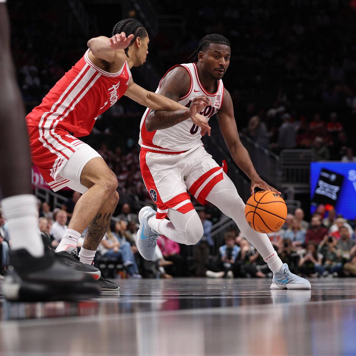 Jaden Bradley returns with wrap on wrist after suffering injury in