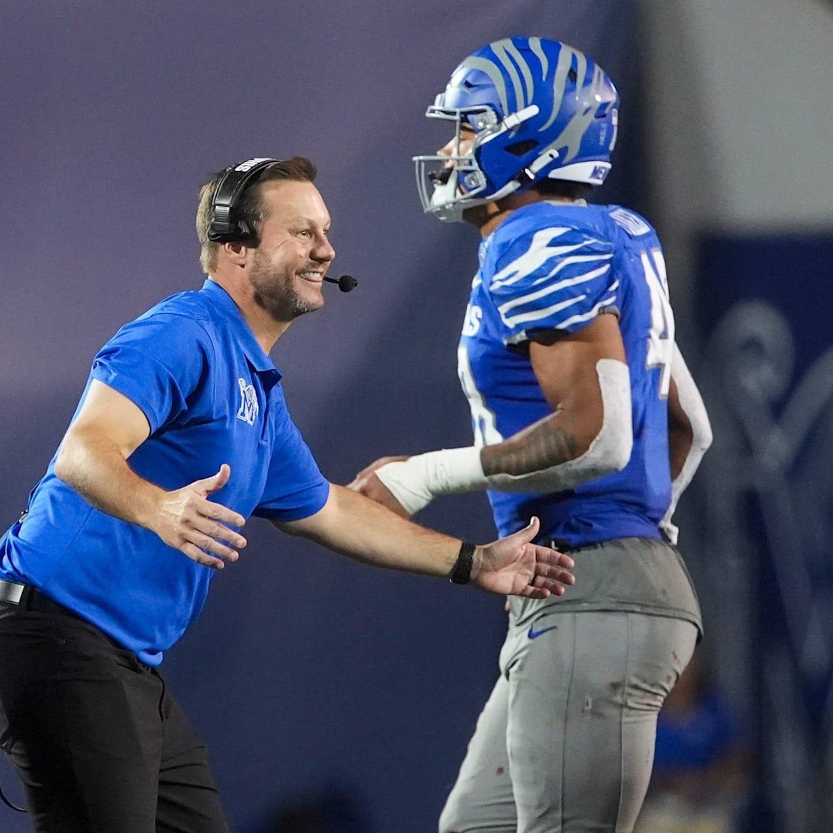 Razorbacks hire Larry Smith to lead wide receivers group of new