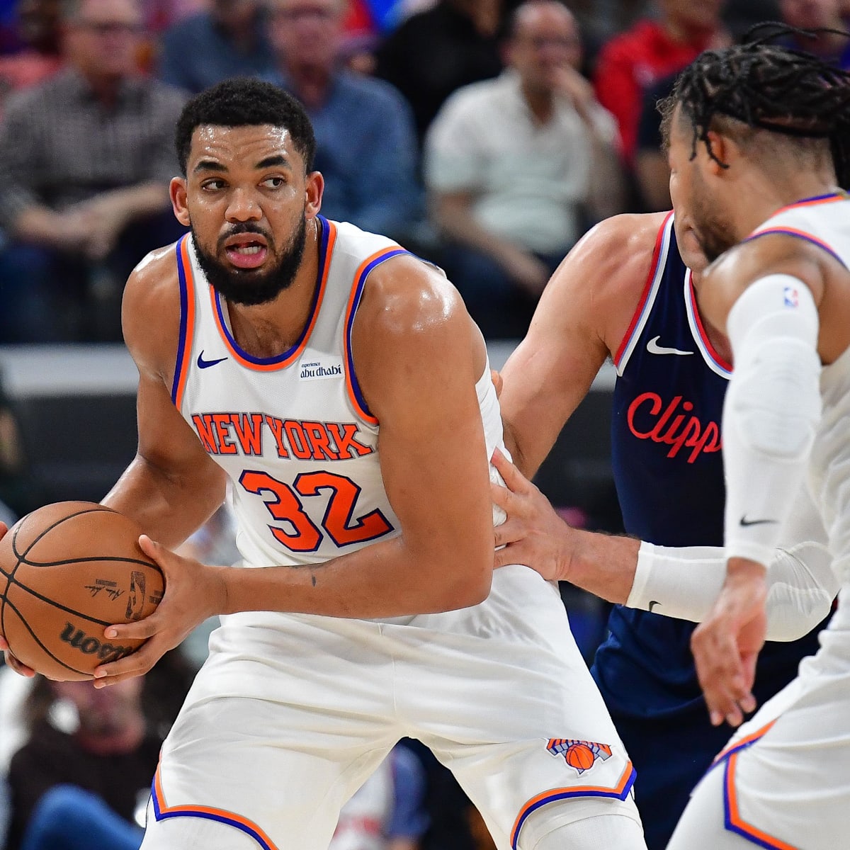 Knicks players on the bench