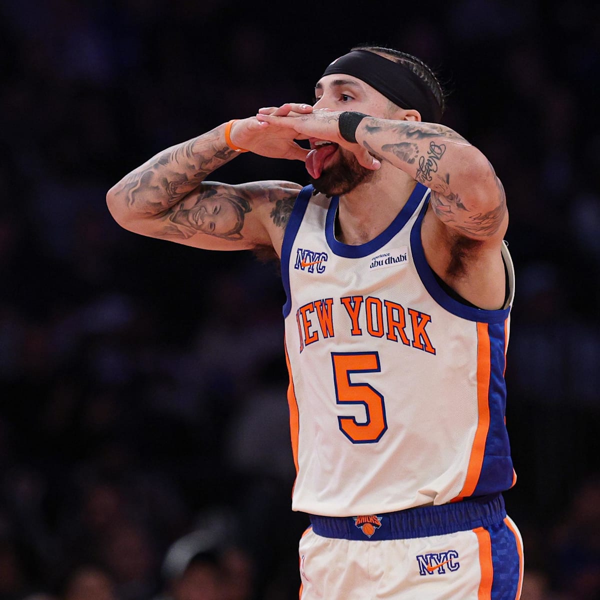 Knicks players huddling during a timeout