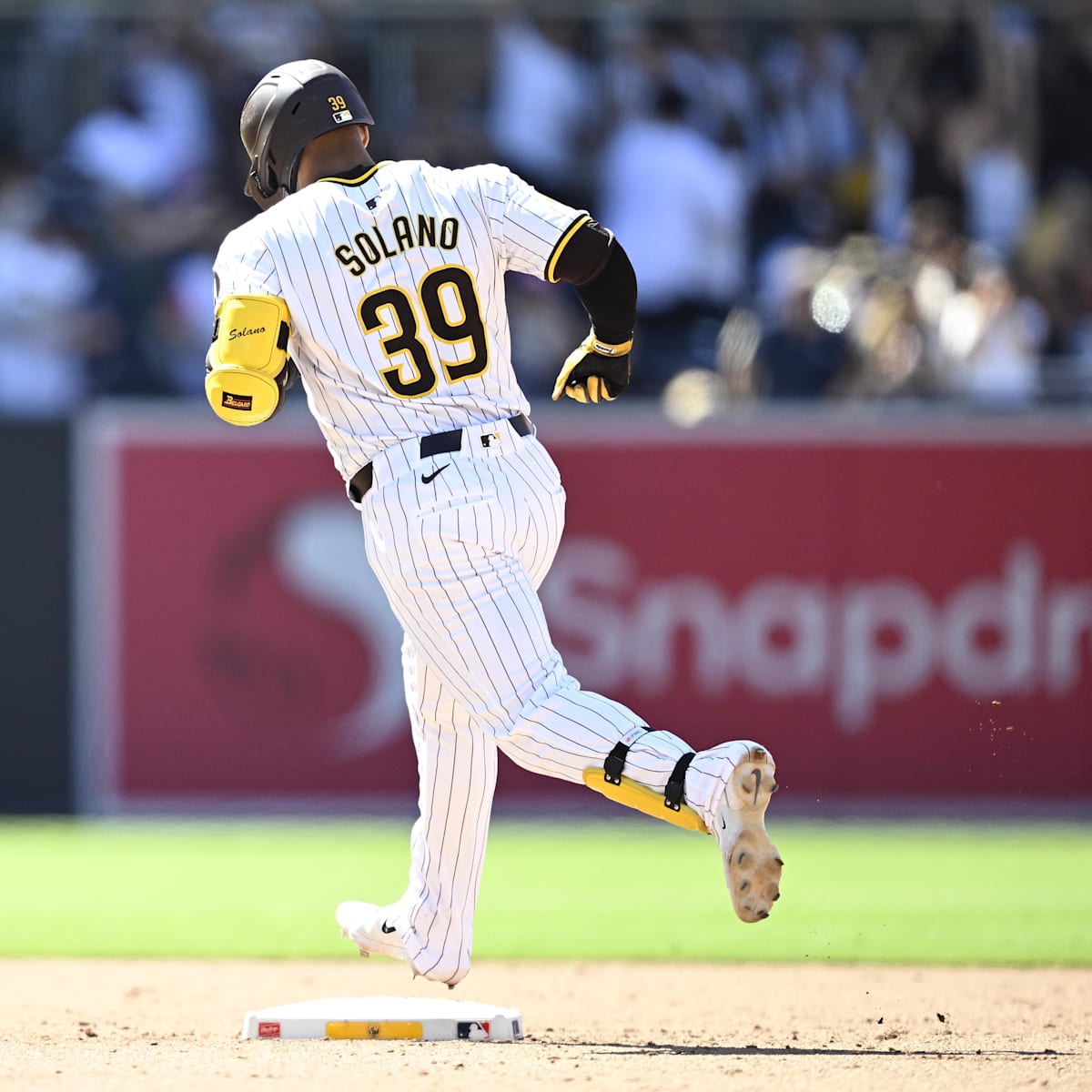 Seattle Mariners Veteran Infielder Donovan Solano Reports to Spring Training