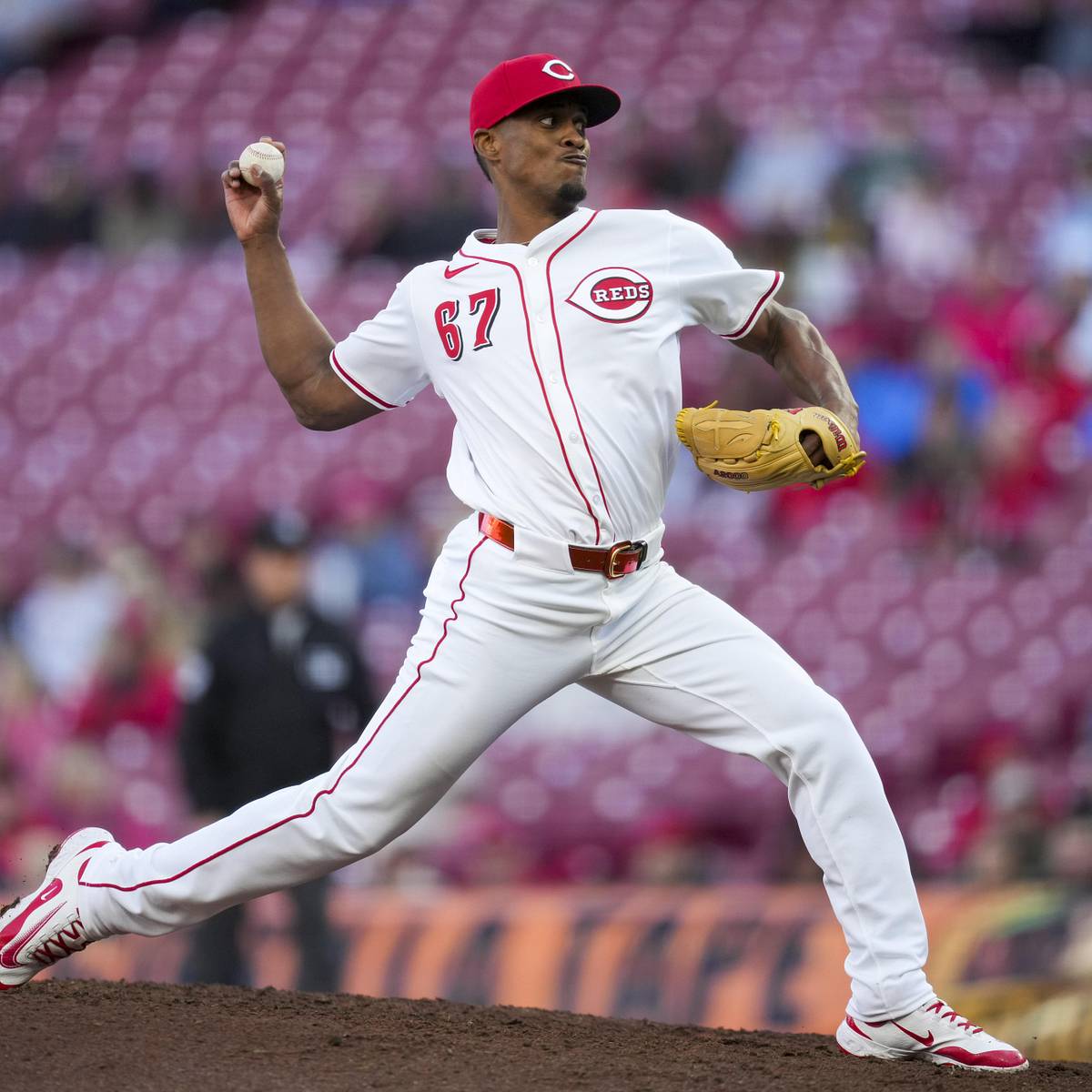 Cincinnati Reds Trade Reliever to Seattle Mariners to Clear Roster