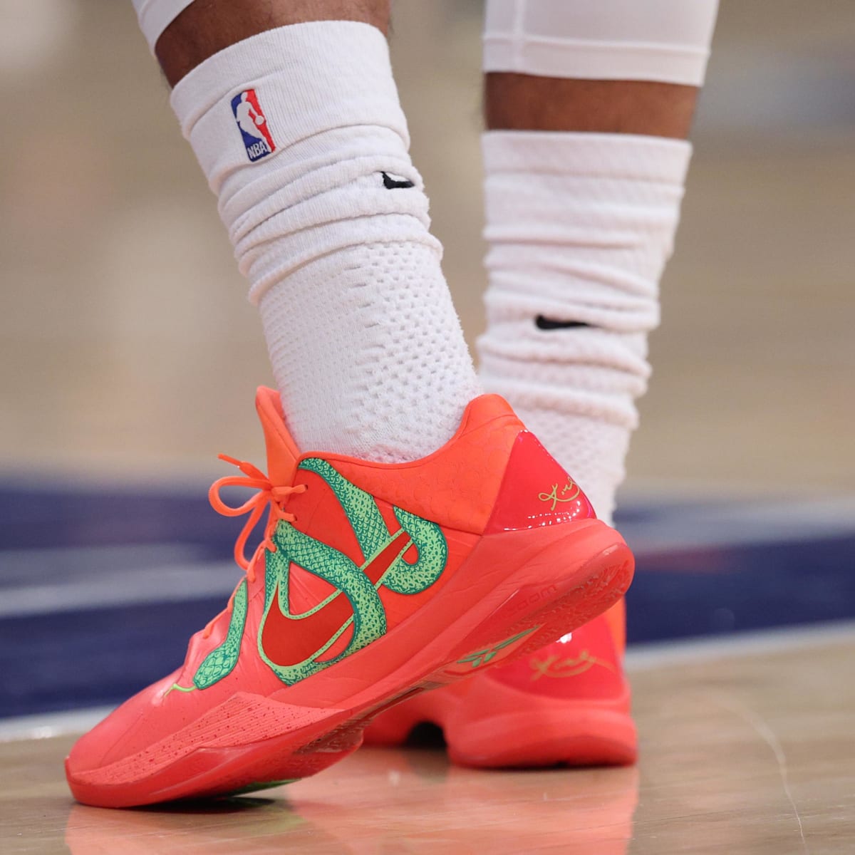 lebron james christmas day shoes