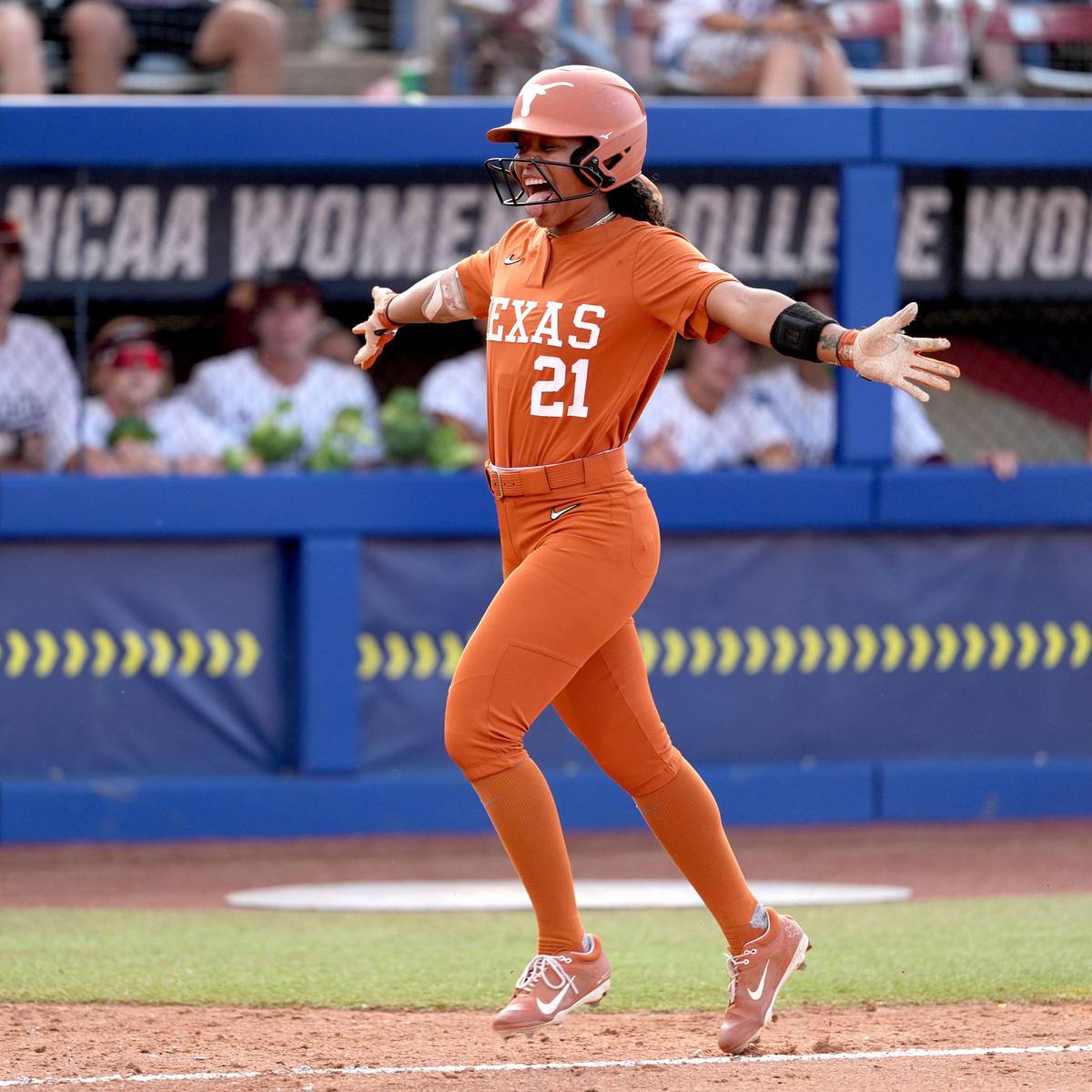 si.com - Ylver Deleon-Rios - Live Game Updates For Texas Softball vs. Nebraska in WCWS Elimination Game