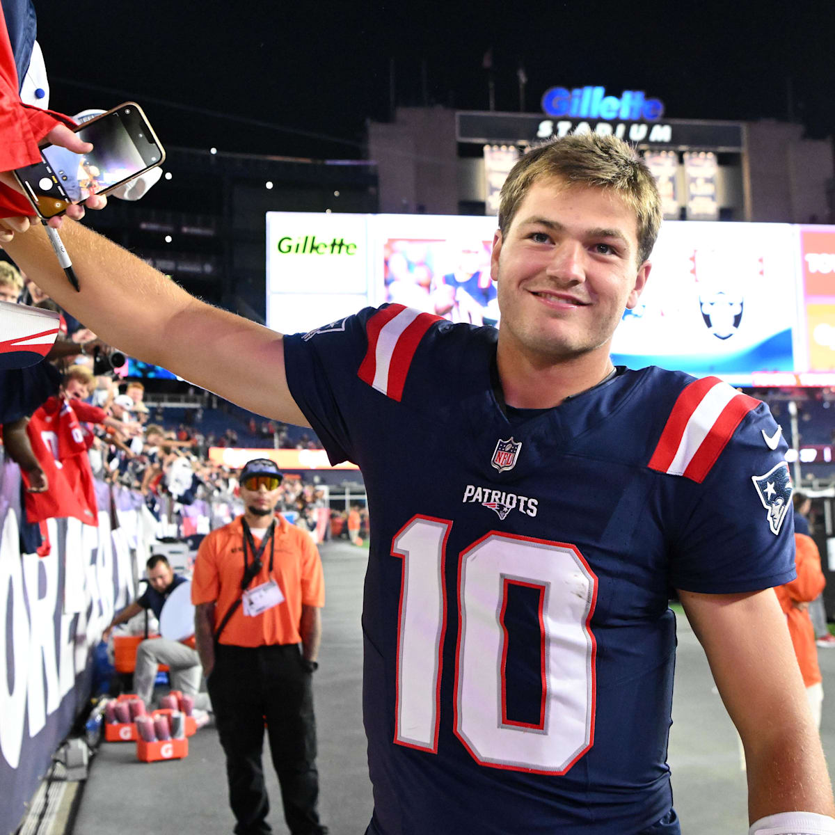 si.com - Mike D'Abate - Patriots Release Hype Video, Hold Rally Before Chargers Game