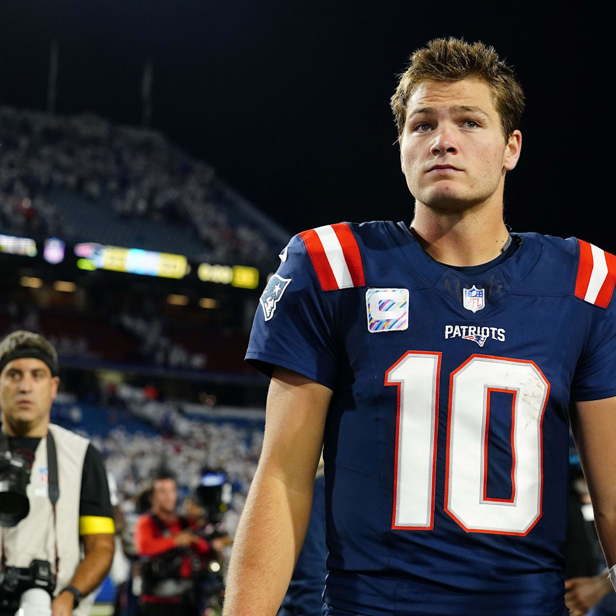 si.com - Grant Young - Drake Maye's wife Ann flaunts Patriots red winter fit before Texans showdown