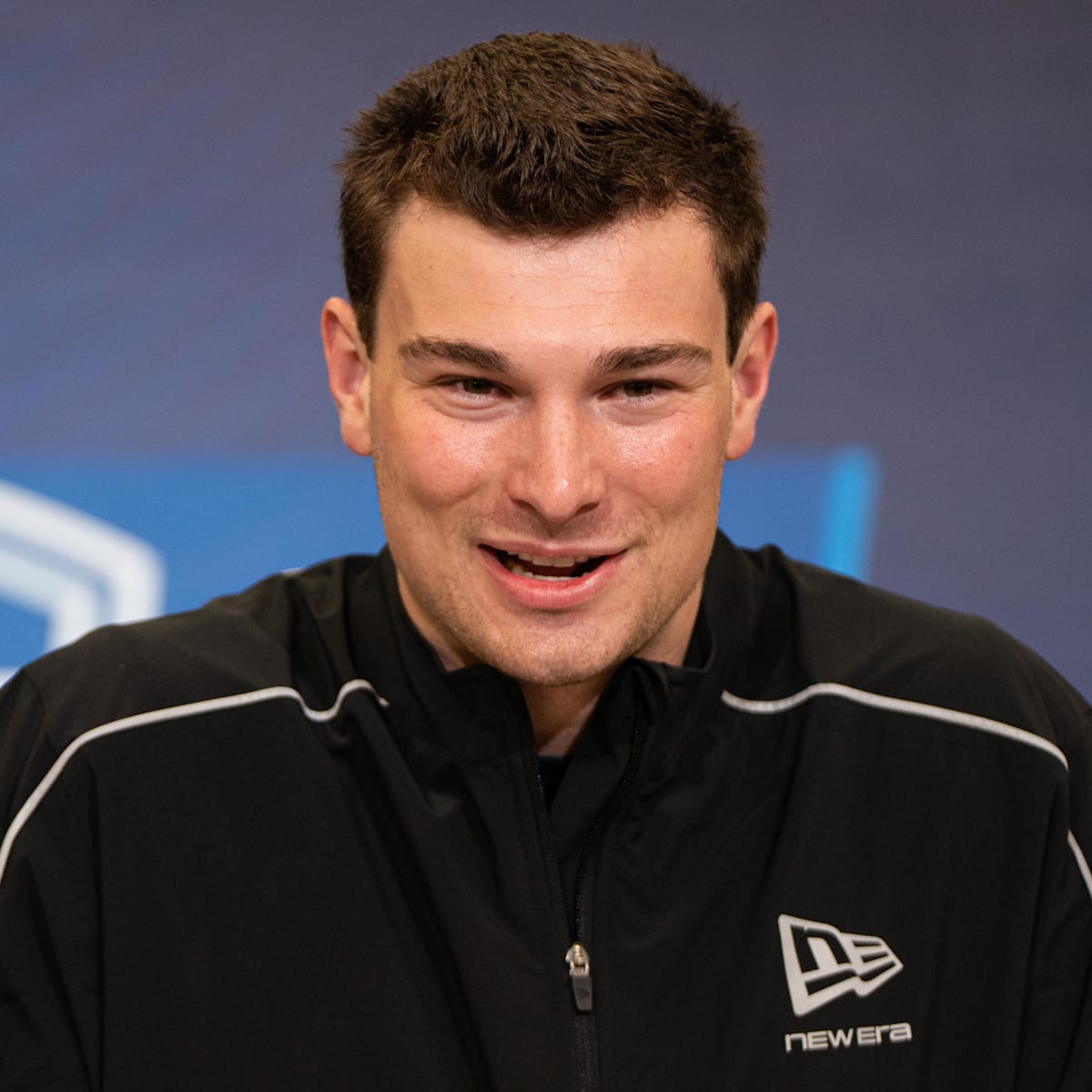 si.com - Matt Ryan - Fernando Mendoza's Viral Aunt Ena Skips Raiders Colors for Draft Night Dress