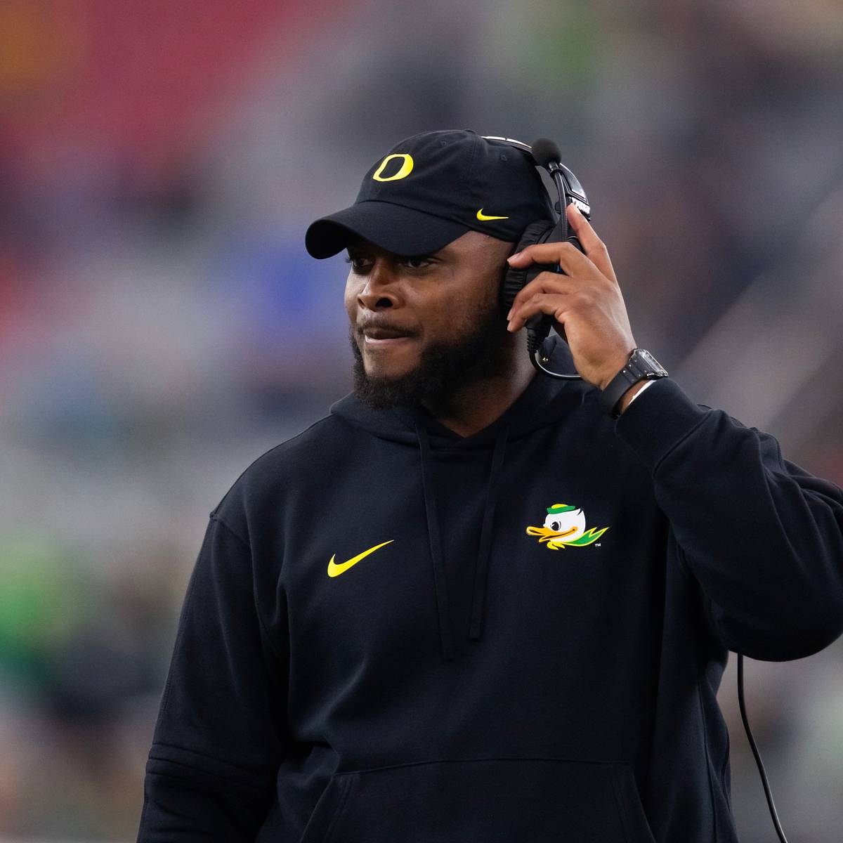 si.com - Caden Handwork - Oregon Offensive Line Coach A'lique Terry Offers Insight Into Iapani Laloulu's Leadership