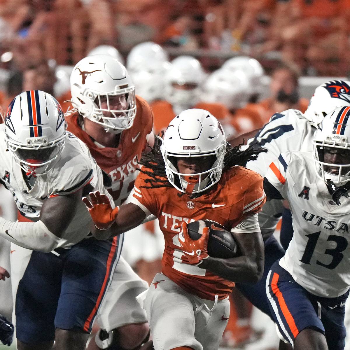 si.com - Zach Dimmitt - Texas RB Hollywood Smothers Faces 'Legitimate Concern' of Missing Tennessee Game
