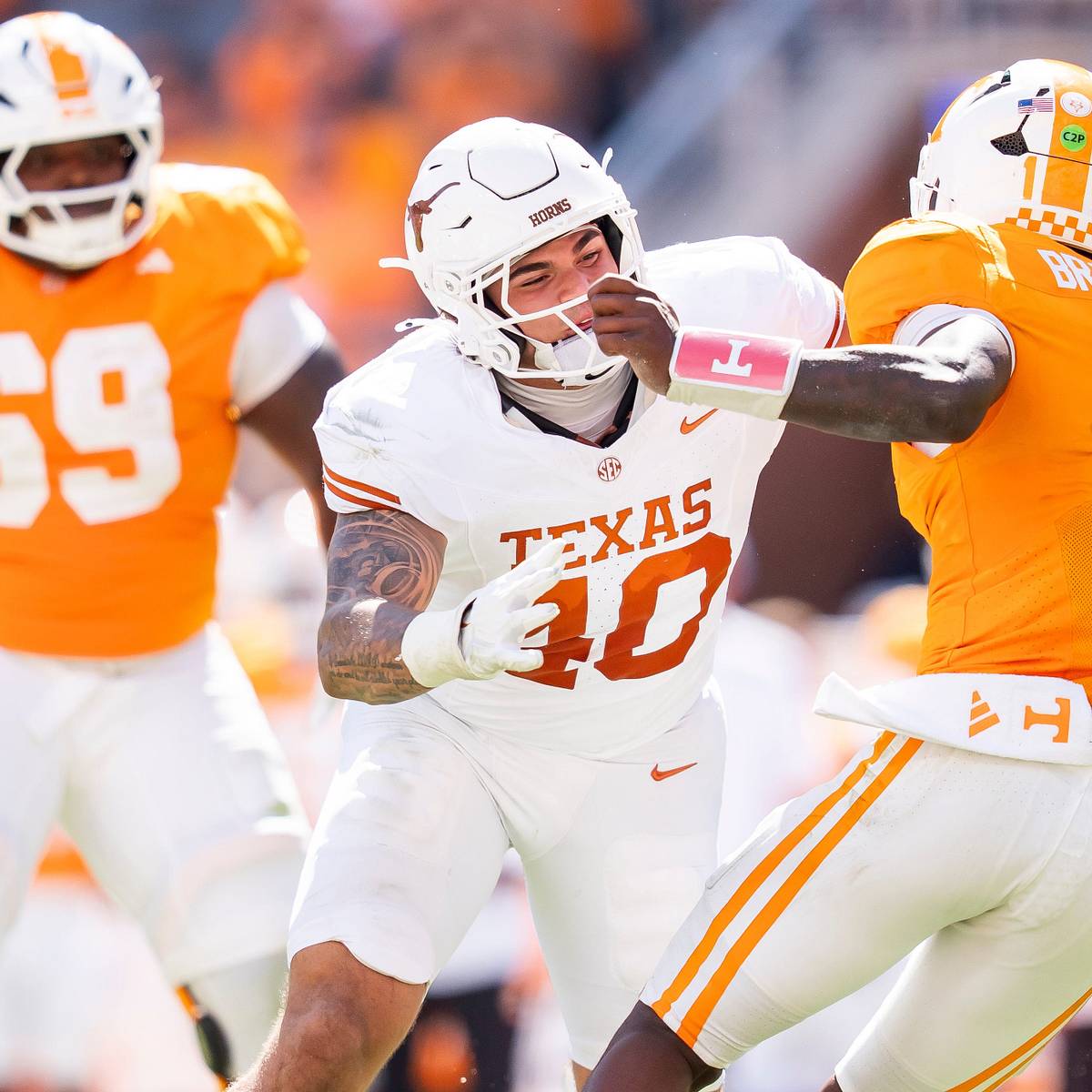 The Texas Longhorns Have a Star Edge Rusher Not Named Colin Simmons