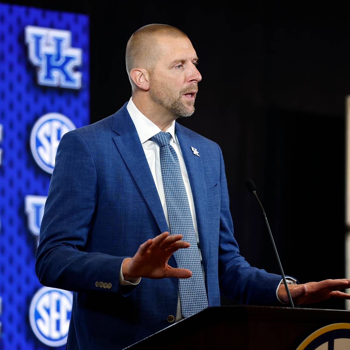 si.com - Andrew Stefaniak - A college basketball expert made a bold prediction about Mark Pope's future at Kentucky