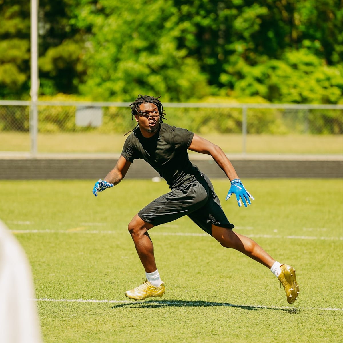 si.com - Matt De Lima - Elite WR Prospect Iveon Lewis Rejects Two SEC Giants in Latest Decision