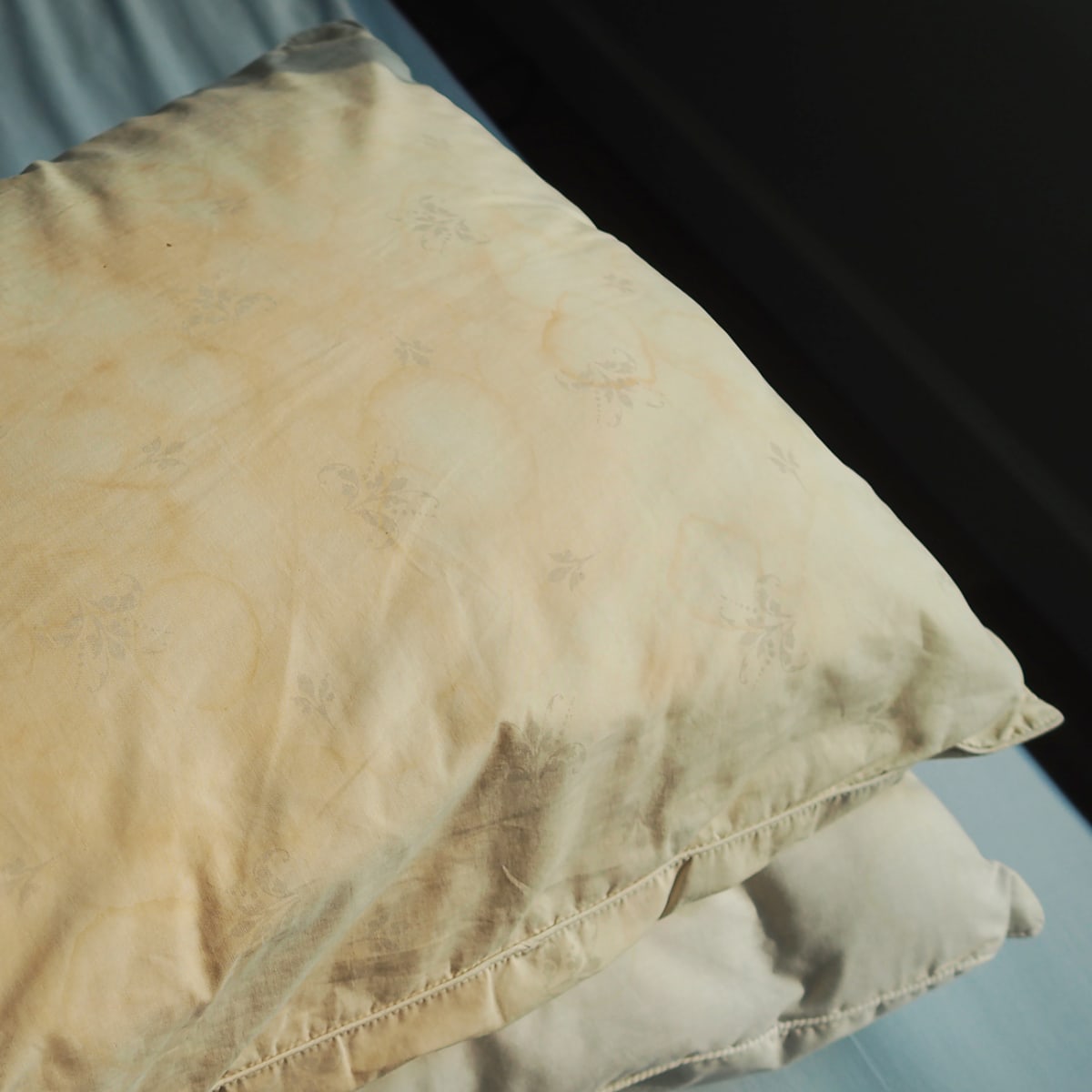 How to prevent pillows from turning yellow top
