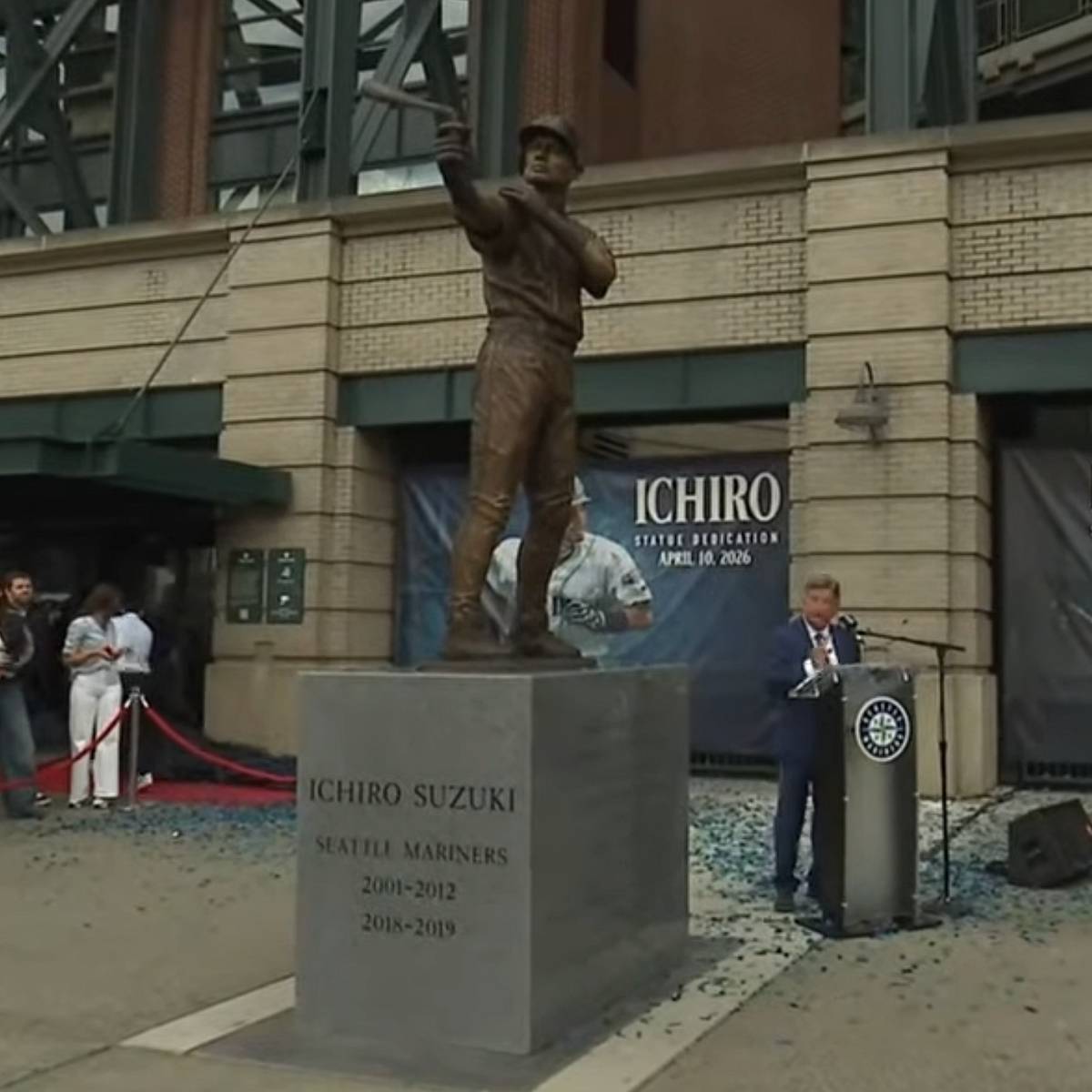Mariners' Ichiro Statue Reveal Goes Horribly Wrong