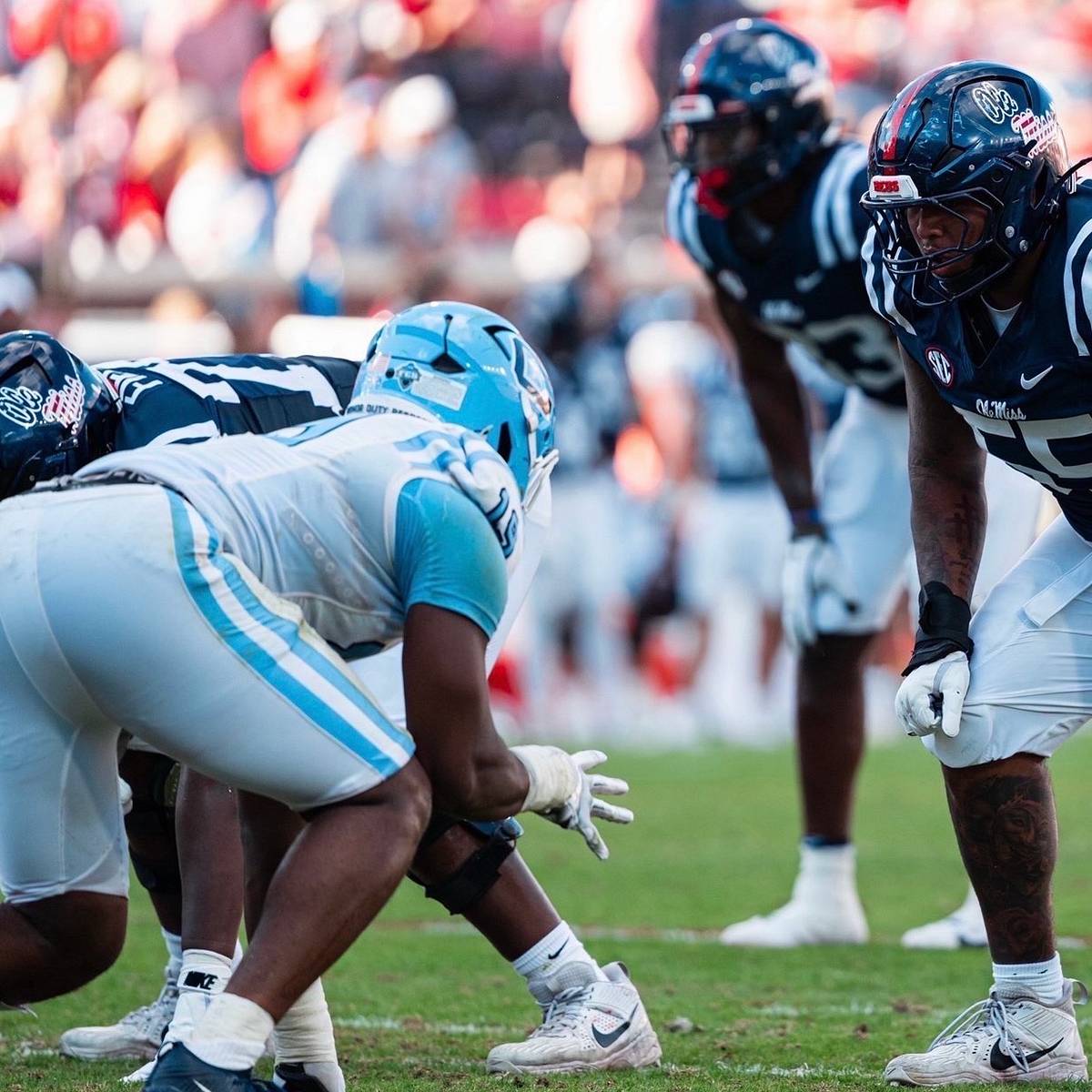 si.com - Tyler Komis - From Basketball to Football, Terez Davis is Ready to Be a Mainstay at Left Tackle