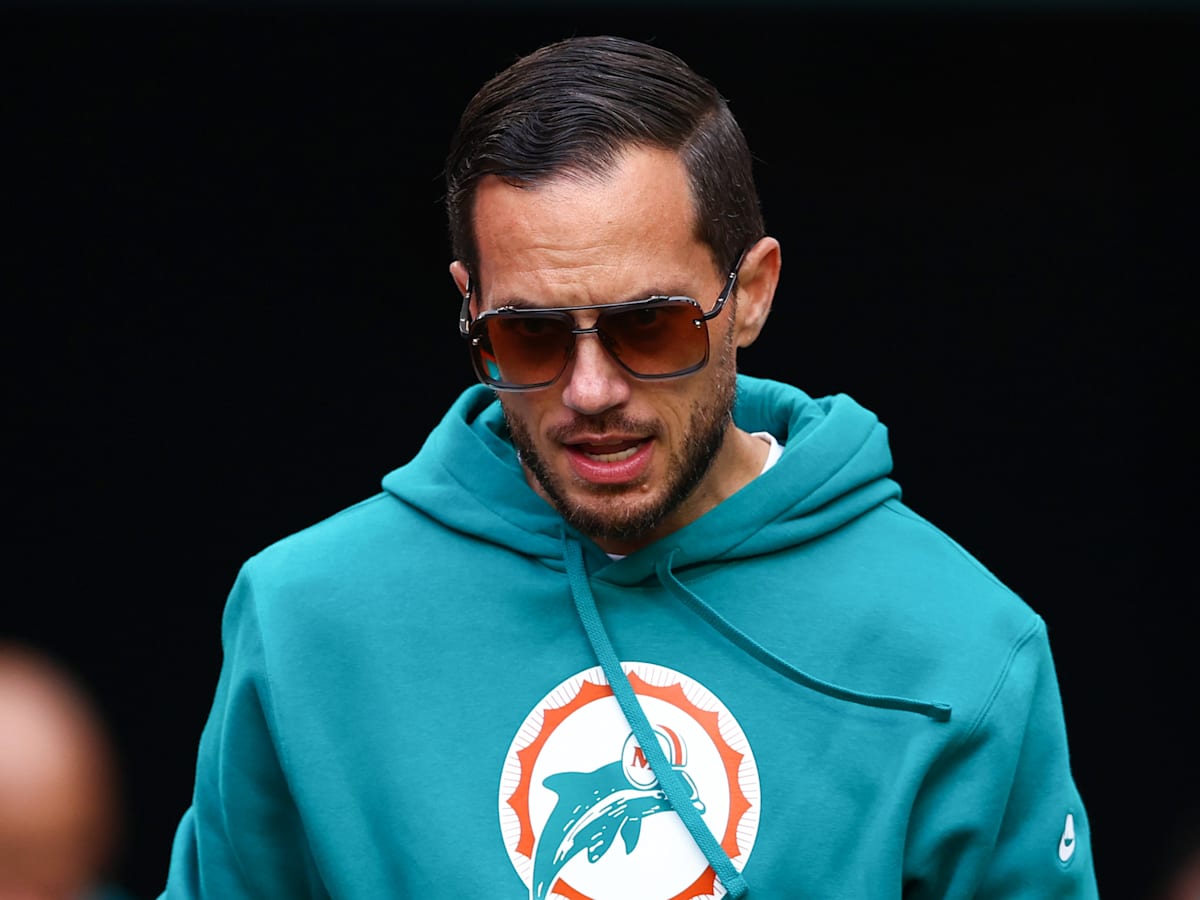 Sean McDermott accused “Dolphins being favored by the referee,” Mike McDaniel slammed his hand on the table, his voice harsh. Don't call it favoritism. Call it effort! The press room was in chaos, security had to intervene. Tua just turned his back and....-thanhhoa