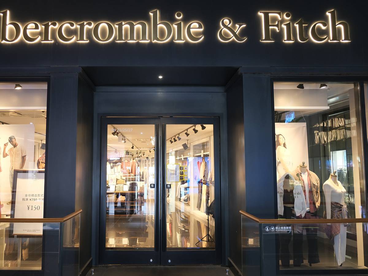 The Distinct Smell of Abercrombie & Fitch in the 2000s, Explained