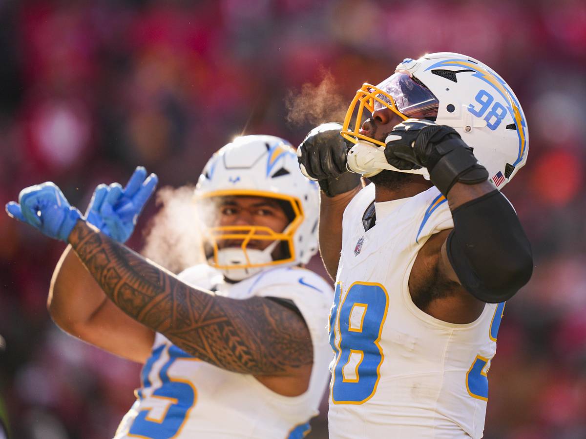 Odafe Oweh Shines After Commanders Trade to Chargers