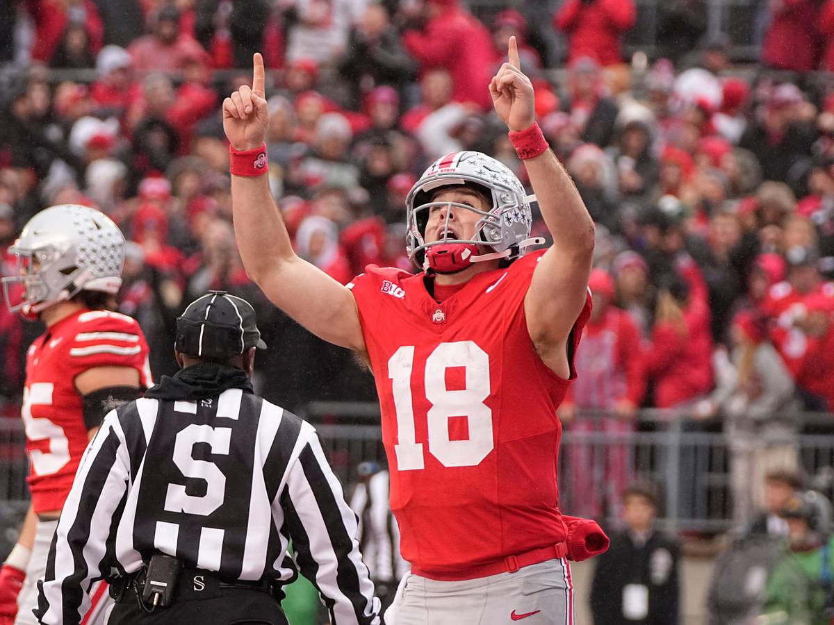 will howard cigarette This absolutely unhinged sideline behavior from during the Indiana game still lives rent-free in my head : r/cfbmemes Ellington, Duke smoking while composing