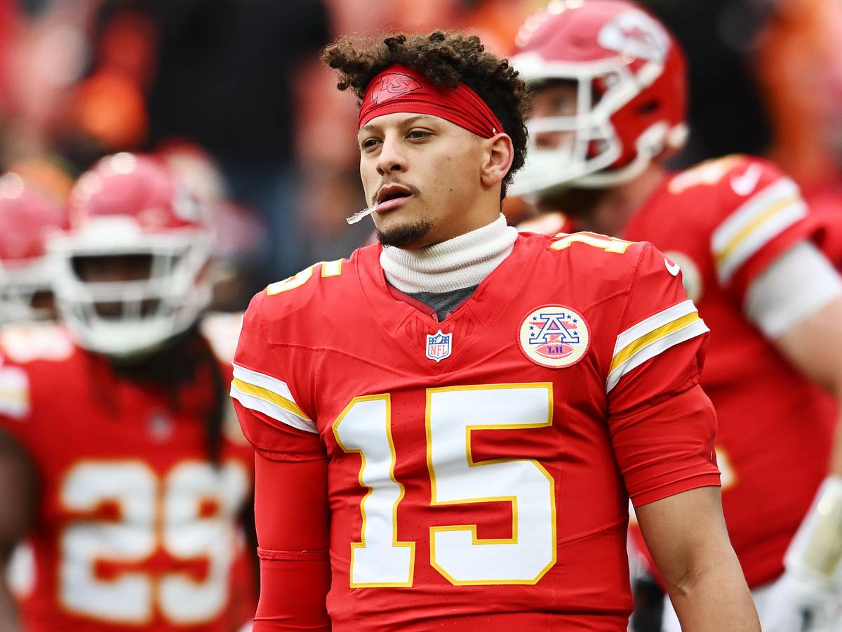 What WR Should Patrick Mahomes Want Chiefs to Keep?