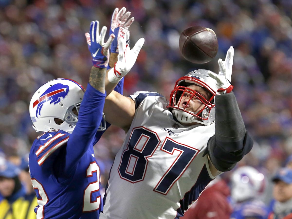 Despite revealing statistic Rob Gronkowski picks Patriots over ...