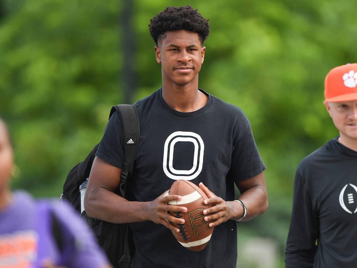 5-Star QB Ranked No. 1 Among Uncommitted 2027 College Football