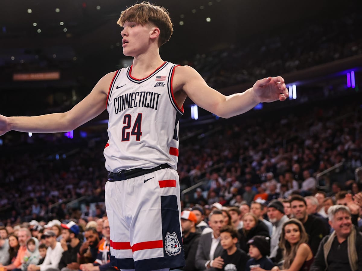 Braylon Mullins Steadies UConn in Tough Kansas Battle