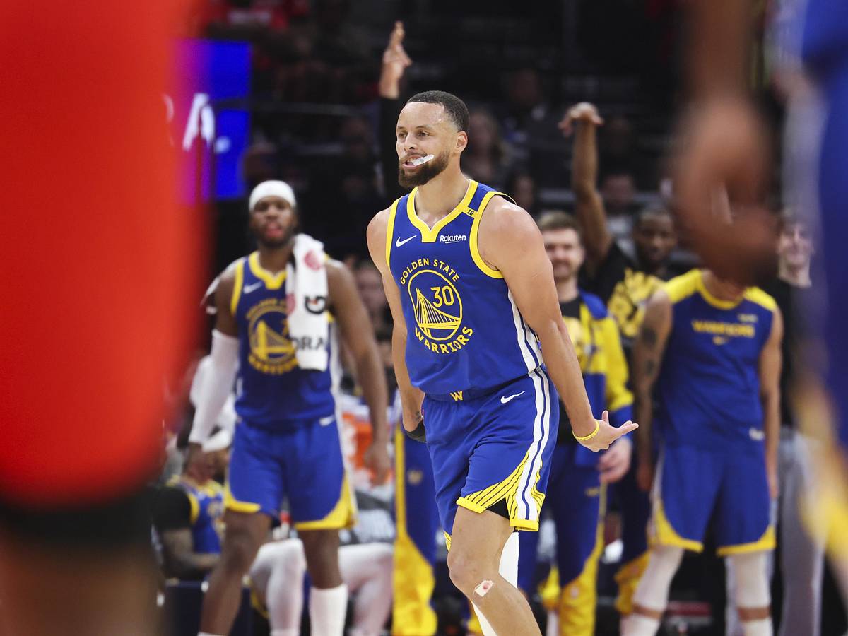 SI:AM | Vintage Stephen Curry Performance Leads Warriors Over Rockets