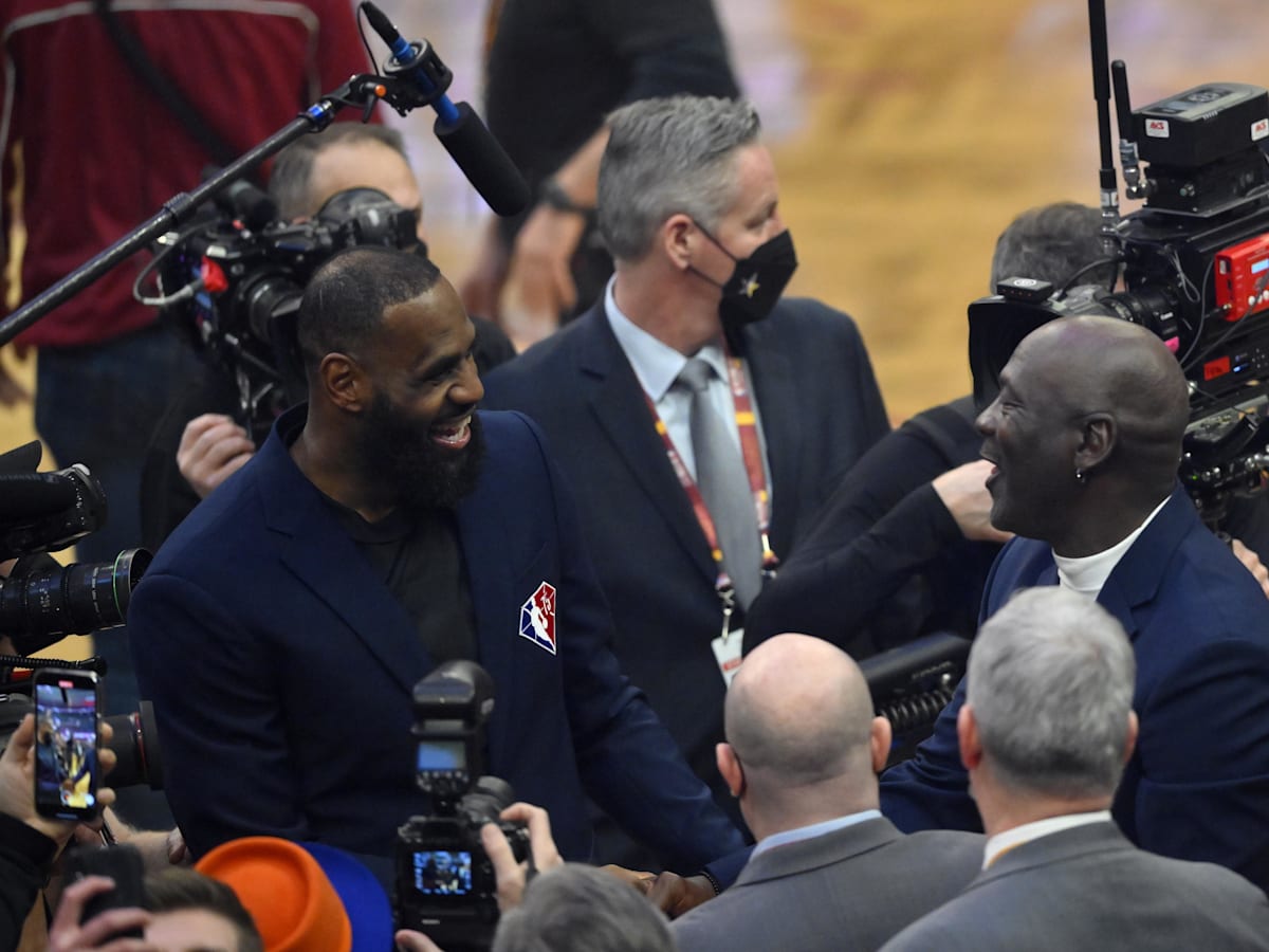 Quién tiene más títulos en la NBA, LeBron James o Michael Jordan?
