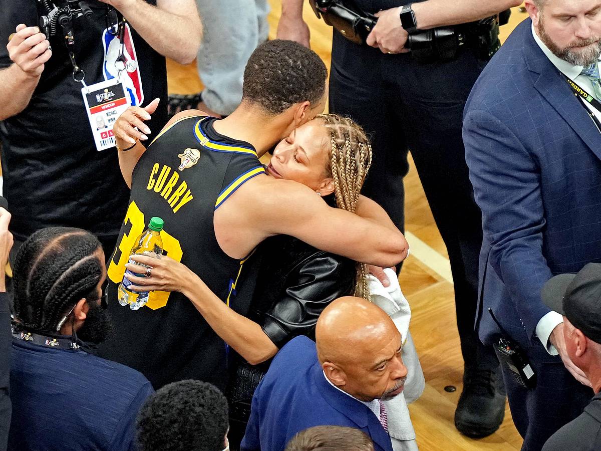 Steph Curry's mom gets emotional with epic Warriors gift after his 56-point game