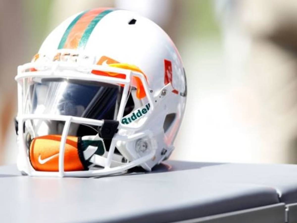 deeyung entertainment football helmets Deeyung designs awesome new college football helmets (Photo)