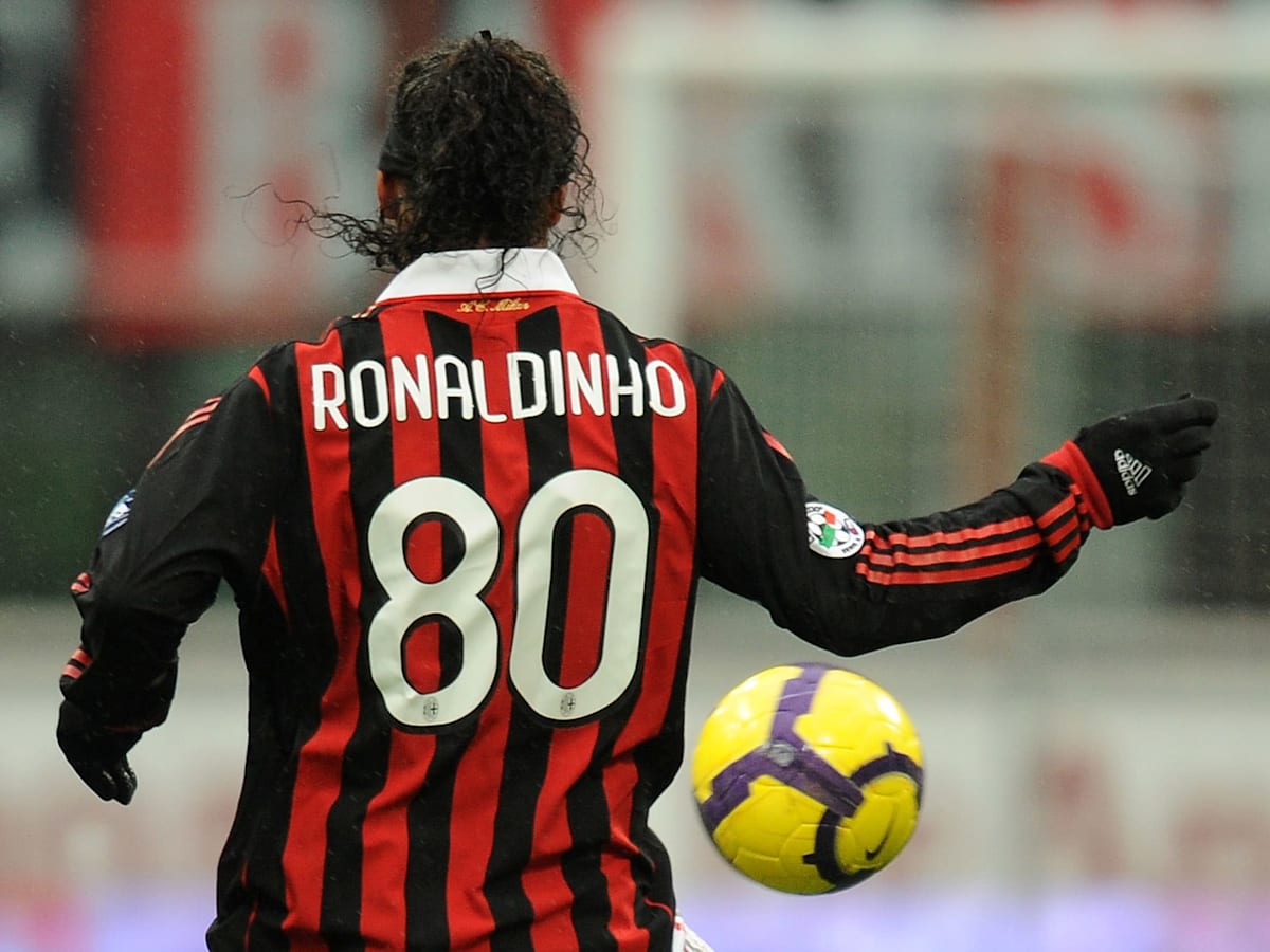 Da Cristiano Ronaldo a Ronaldinho i calciatori costretti al cambio forzato di numero di maglia