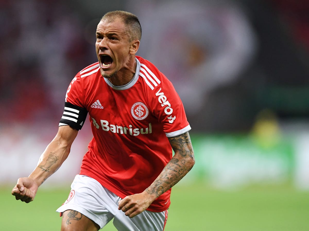 De Uma Mão De Homem Em Uma Mesa De Bilhar Jogando Snooker Foto de Stock -  Imagem de tiro, atrativo: 266214176, image size:1200x900