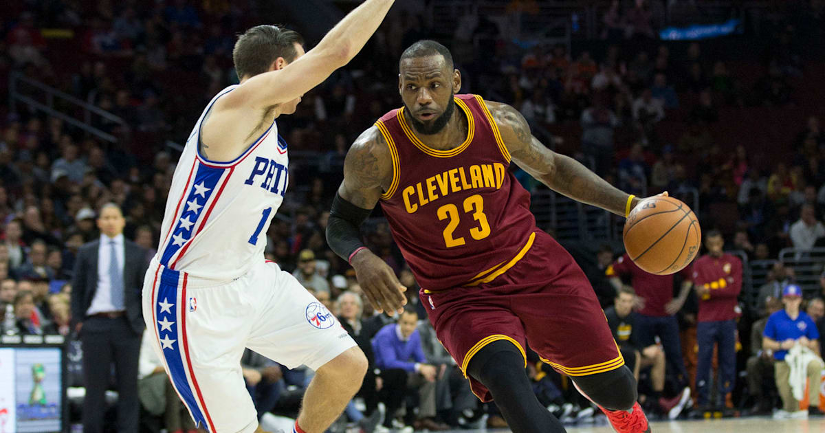 Lebron James Gifts Sneakers To High School Basketball Team 12up