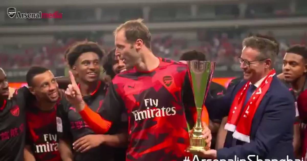 Video Arsenal Goalkeeper Petr Cech Instructs Teammates Not To Celebrate Winning Pre Season Trophy 90min