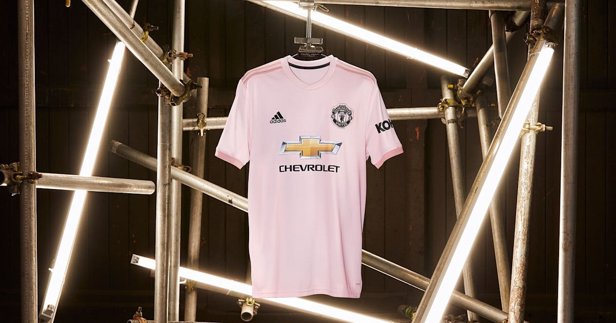 Photos Manchester United Officially Announce Pink Away Kit For 2018 19 In Tribute To Local Paper 90min