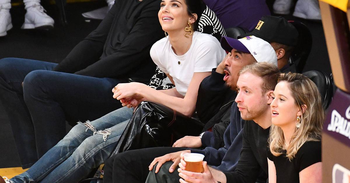 Kendall Jenner Caught Staring At Lebron While He Played Against Her Bf Ben Simmons Theduel