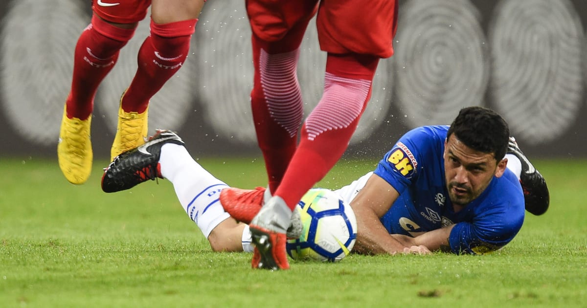 Provável investimento em lateral deixa claro que Cruzeiro deve desistir de Edilson - 90min