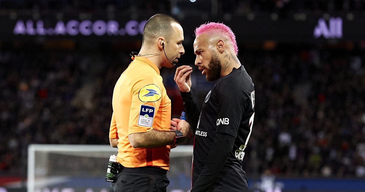 Neymar Gets Booked After Showboating In Psg S 5 0 Demolition Of Montpellier 90min