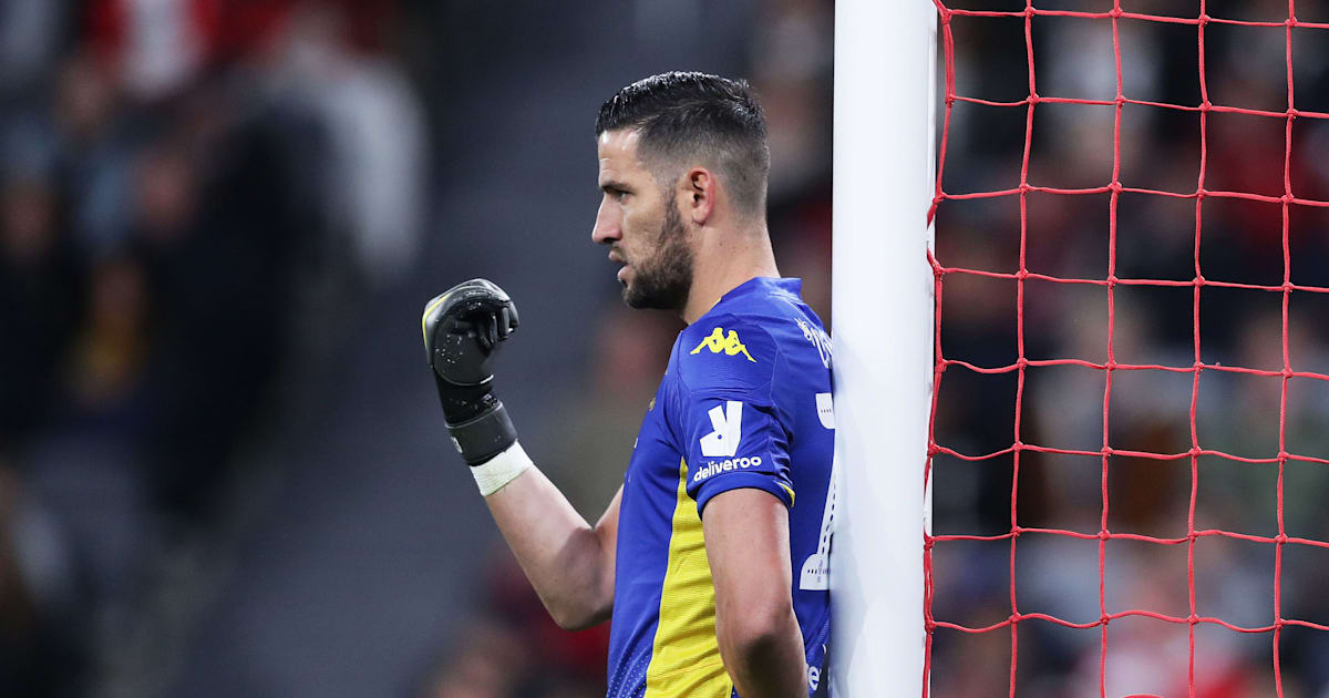 Safe Hands Twitter Reacts As Kiko Casilla Saves Fan S Pie In Leeds Carabao Cup Win Over Salford Ht Media