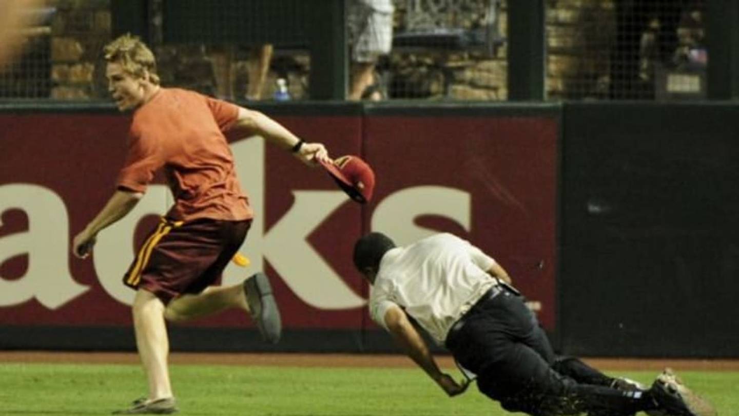 Diamondbacks fan runs on field, jukes security guards (Video)