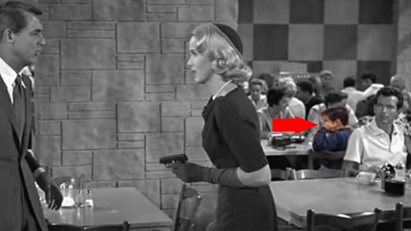 12 of the Most Distracting Extras in Movie History