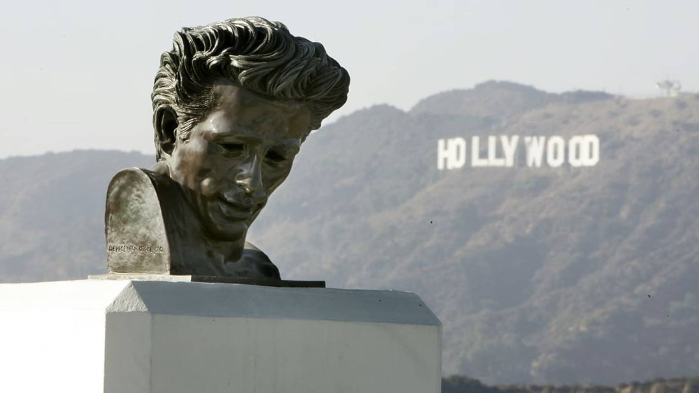 10 Unintentionally Horrifying Statues of Famous People