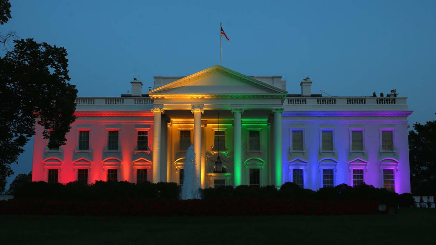 15 Notable Buildings and Monuments Lit Up by Rainbows
