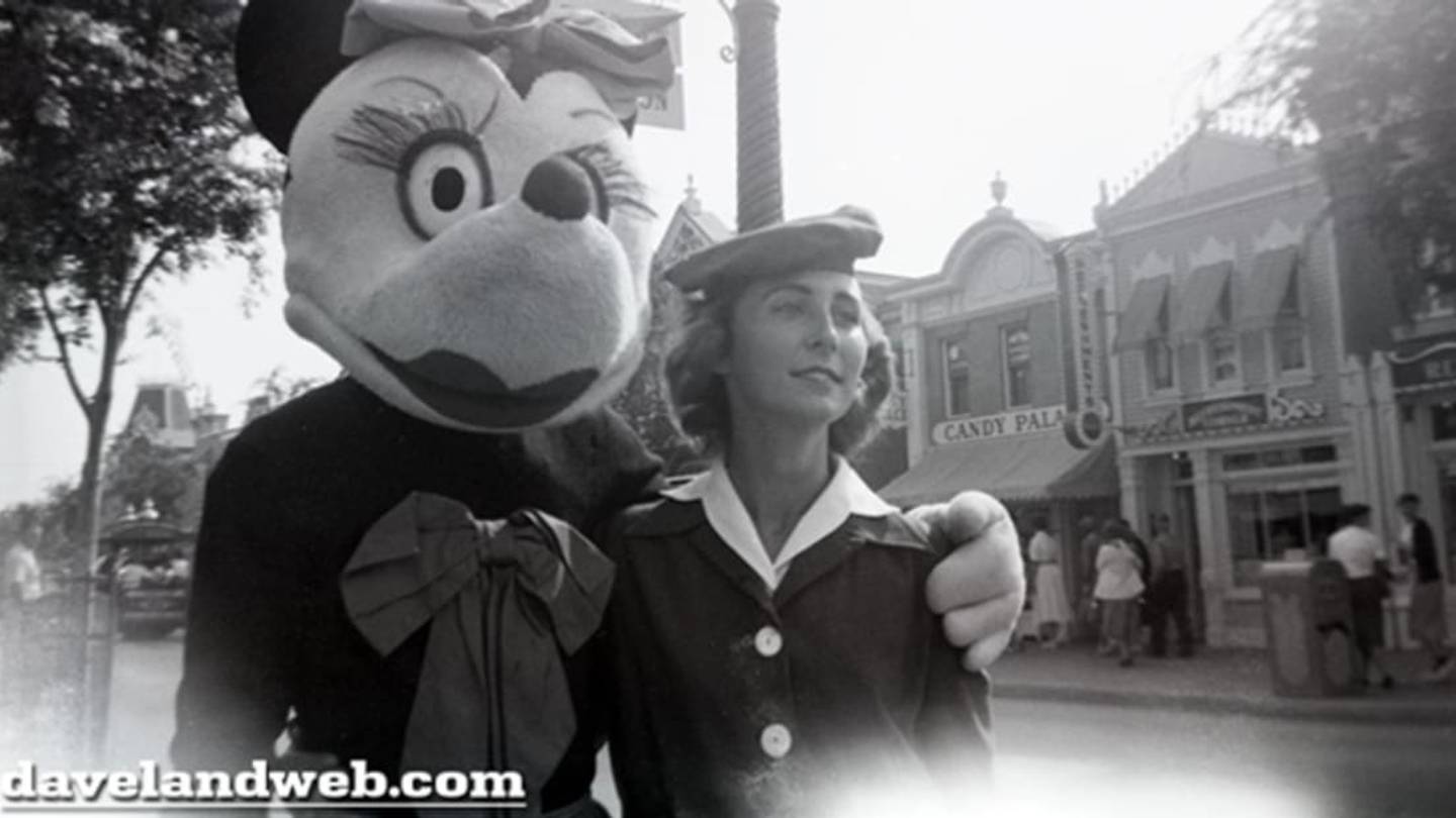 17 Horrifying Vintage Pictures of Disneyland Characters