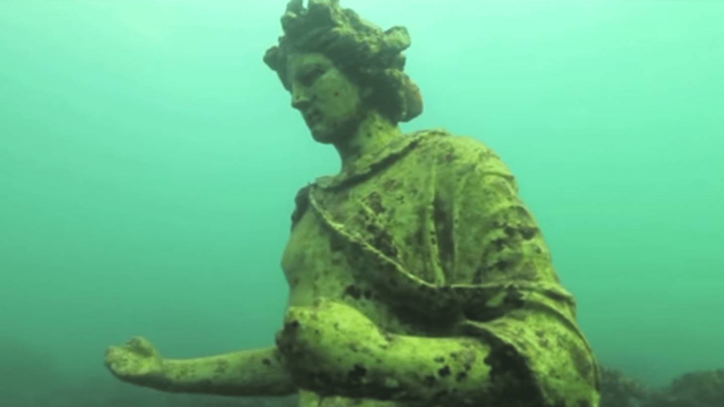 9 Amazing Statues You Can Only See Underwater